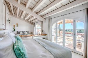 Postel nebo postele na pokoji v ubytování Torre Vella Fontenille Menorca