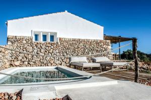 Bazén v ubytování Torre Vella Fontenille Menorca nebo v jeho okolí