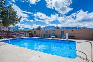 - une piscine dans un complexe avec des montagnes en arrière-plan dans l'établissement Best Western Plus Sun Canyon, à Sierra Vista