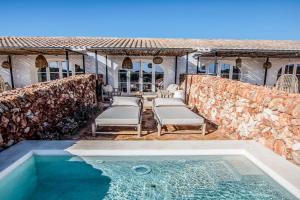 Bazén v ubytování Torre Vella Fontenille Menorca nebo v jeho okolí