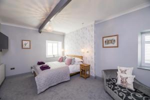 Кровать или кровати в номере Host & Stay - Lavender Cottage