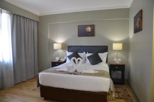 Postel nebo postele na pokoji v ubytování Cresta Jameson Hotel
