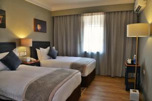 Postel nebo postele na pokoji v ubytování Cresta Jameson Hotel
