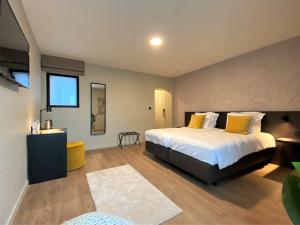 Un pat sau paturi într-o cameră la Bloomhotel