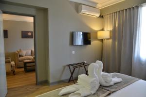 TV a/nebo společenská místnost v ubytování Cresta Jameson Hotel