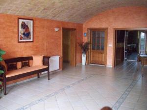 聖佩德羅－佩斯卡多爾的住宿－肯馬斯酒店，客厅配有沙发和桌子