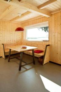 um quarto com uma mesa de madeira e uma janela em Solar-Ligna em Mildenitz