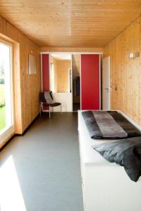 um quarto com uma cama num quarto de madeira em Solar-Ligna em Mildenitz