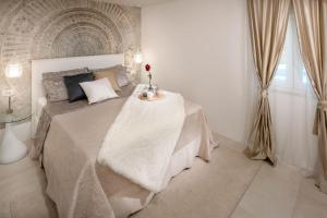 Posteľ alebo postele v izbe v ubytovaní Luxury Villa Zlatni Rat with Pool, Near Zlatni Rat Beach, Bol + 37 fotografií