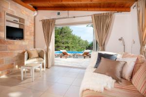 Televízia a/alebo spoločenská miestnosť v ubytovaní Luxury Villa Zlatni Rat with Pool, Near Zlatni Rat Beach, Bol