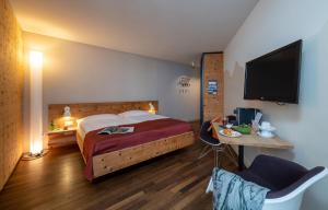 Postel nebo postele na pokoji v ubytování Hotel Schweizerhof Sils Maria, a Faern Collection Hotel