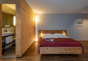 Postel nebo postele na pokoji v ubytování Hotel Schweizerhof Sils Maria, a Faern Collection Hotel