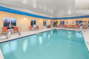 una piscina con agua azul en una habitación de hotel en Holiday Inn Express Hotel & Suites Greenville-I-85 & Woodruff Road, an IHG Hotel, en Greenville