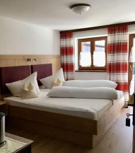 - une chambre avec 2 lits et une fenêtre dans l'établissement Gästehaus Inzeller Hof, à Inzell