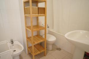 een badkamer met een toilet en een wastafel bij Laguna Beach in Torrox