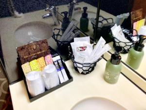 Hotel NewMie (Adult Only) في طوكيو: كونتر حمام مع مرحاض ومغسلة