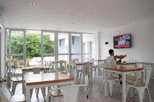 圣洛伦索SIETE LUNAS DE San Lorenzo的坐在餐厅桌子上的男人