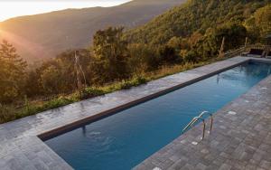 ビッビエーナにあるnovanta nature retreatの山の景色を望むプール