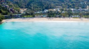- une vue aérienne sur la plage et l'océan dans l'établissement Katathani Phuket Beach Resort - SHA Extra Plus, à Kata Beach