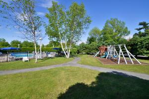 a park with a picnic table and picnic chairs at Bar Harbor Motel in Bar Harbor