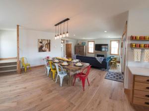 Un comedor y una sala de estar con mesa y sillas. en Walking on Sunshine #75, en Chelan
