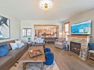 Una sala de estar con un sofá y una chimenea. en Relax-Inn #91, en Chelan