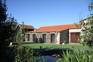 a brick house with a red roof at Casa Valxisto in Penafiel