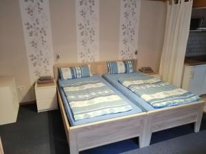 Modell eines Schlafzimmers mit 2 Betten in der Unterkunft Ferienappartement Persang GbR in Eppenbrunn