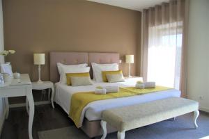 - une chambre avec 2 lits et une fenêtre dans l'établissement Casa Valxisto, à Penafiel