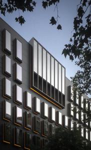 un edificio con muchas ventanas a un lado. en Seventy Barcelona en Barcelona