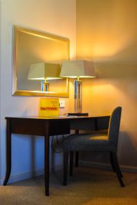 een bureau met een lamp en een stoel in een kamer bij Cresta Mahalapye Hotel in Mahalapye