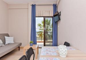 Postel nebo postele na pokoji v ubytování Alexandros SeaView Suites