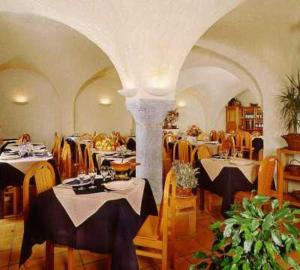 un restaurante con mesas y sillas en una habitación en Chalet-Hôtel Alpage & SPA en Vars