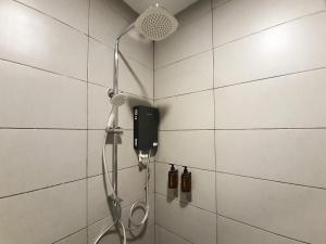 クアラルンプールにあるエ－シスホテル、クアラルンプール　のバスルームのシャワーとドライヤー