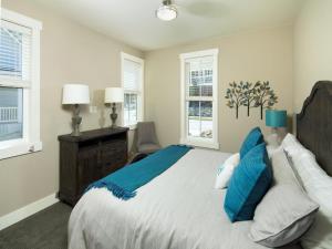 En eller flere senge i et værelse på Better Lake Than Never #72 + 30 billeder