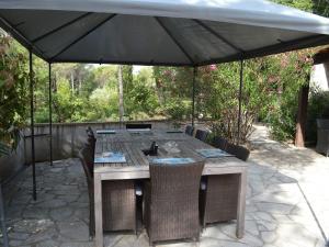 una mesa y sillas bajo una sombrilla en un patio en Holiday Home in Fayence with Private Pool, en Fayence