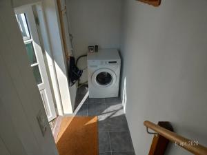 - Lavadora y secadora en una habitación pequeña en Høkeriet C, en Nordborg