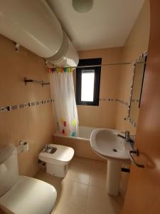 サアラ・デ・ロス・アトゥネスにあるAtico Junto Al Mar en Zahara Puebloのバスルーム(白いトイレ、シンク付)