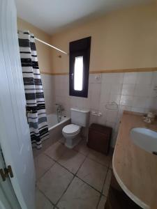 サアラ・デ・ロス・アトゥネスにあるChalet individual en el pueblo de Zaharaのトイレ、洗面台、窓のあるバスルーム