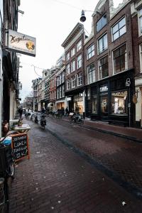 una calle adoquinada en una ciudad con edificios en Bed & Breakfast The 9 Streets, en Ámsterdam