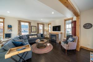 Μια τηλεόραση ή/και κέντρο ψυχαγωγίας στο Driftwood Cottage with Carriage House #6CH