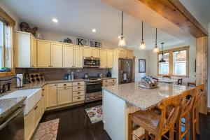 Η κουζίνα ή μικρή κουζίνα στο Driftwood Cottage with Carriage House #6CH