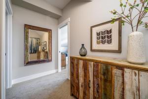 a room with a vase on top of a wooden cabinet at The Lakehouse #97 in Chelan +32 photos