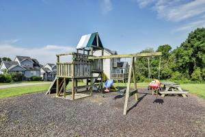 une aire de jeux avec une tour et une balançoire dans l'établissement KY Cottage, with hot tub and lake view, on the Bourbon Trail, à Taylorsville