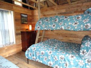 a bedroom with two bunk beds in a cabin at Auberge Carpe Diem in Baie-Saint-Paul