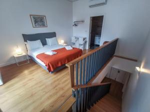 リスボンにあるFanqueiros Apartmentのベッドルーム1室(赤い毛布付きのベッド1台付)