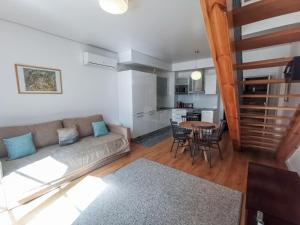 ein Wohnzimmer mit einem Sofa und einem Tisch in der Unterkunft Fanqueiros Apartment in Lissabon