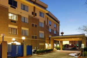 Un grand bâtiment avec un garage se trouve en face de l'établissement. dans l'établissement Holiday Inn Express Hotel & Suites San Antonio - Rivercenter Area, an IHG Hotel, à San Antonio