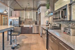 Imagen de la galería de Luxury Apartment Walk to Bus and 1 Mi to Downtown!, en Austin 18 fotos más