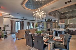 Posezení v ubytování Luxury Apartment Walk to Bus and 1 Mi to Downtown!